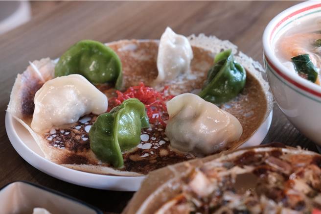 「女子饺子」招牌商品「圆盘煎饺」表面晶莹剔透、底部煎至金黄，外型酷似金元宝，做为新春年菜相当应景。（高市府青年局提供）