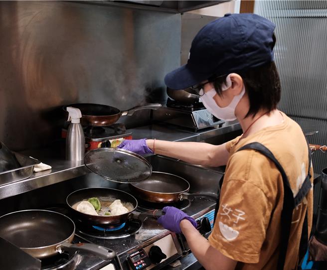 「女子饺子」使用时令食材入馅，1／13前提供多款口味水饺供线上订购，让民眾在春节期间也能在家享用美味。（高市府青年局提供）