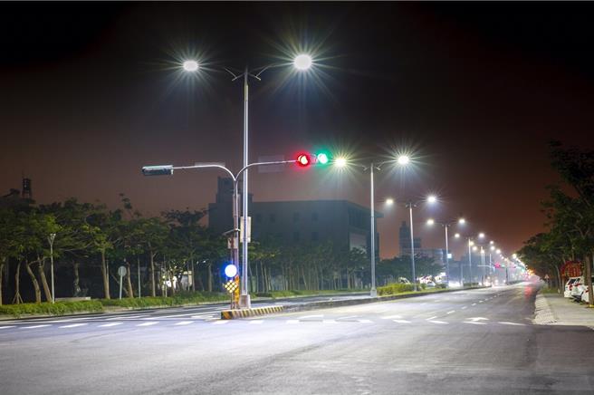 台中市府建设局推动「PFI节能路灯换装暨维护计画」，将路灯维护时间由原本72小时缩短至24小时。（台中市建设局提供）