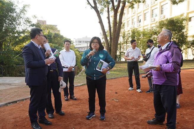 嘉义市立委王美惠偕教育部官员考察嘉华中学协助争取中央经费。（王美惠提供／廖素慧嘉市传真）