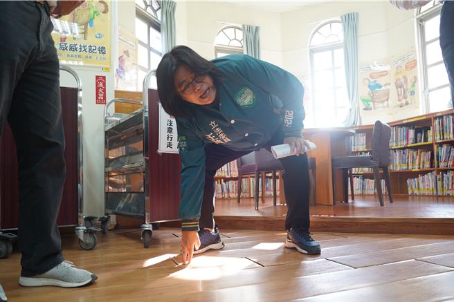 嘉义市立委王美惠偕教育部官员考察嘉义家职校舍争取中央补助改善。（王美惠提供／廖素慧嘉市传真）