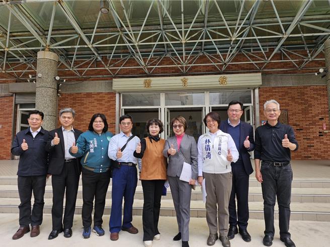 王美惠、范云、林倩绮等立委邀集教育部官员8日考察嘉义市立国中校舍。（嘉市府提供／廖素慧嘉市传真）