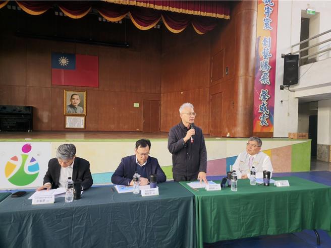 嘉市府教育处长郭添财8日向教育部官员争取中央补助改善市立国中校舍。（嘉市府提供／廖素慧嘉市传真）