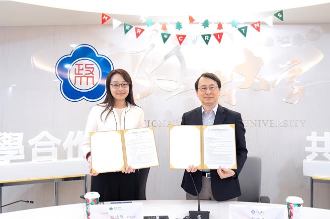 国泰金控副总经理翁德雁(左)与政治大学副校长蔡维奇(右)代表签约，双方交换合作备忘录，宣告双方产学合作开展新里程碑。(政大提供／洪凯音台北传真)
