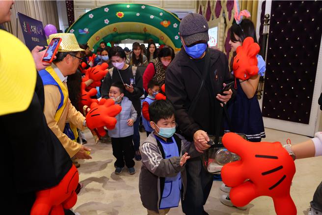 「送爱心到人间」今年迈入第26年，主办单位人员变装成卡通人物，现场气氛欢乐又温馨。（林欣仪摄）