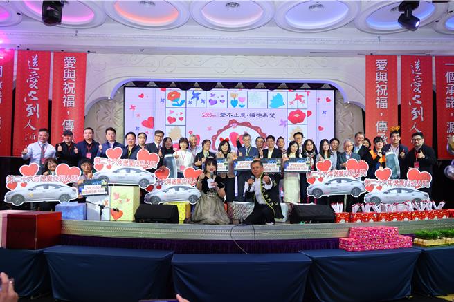 「送爱心到人间」今年迈入第26年，主办单位人员变装成卡通人物，现场气氛欢乐又温馨。（林欣仪摄）