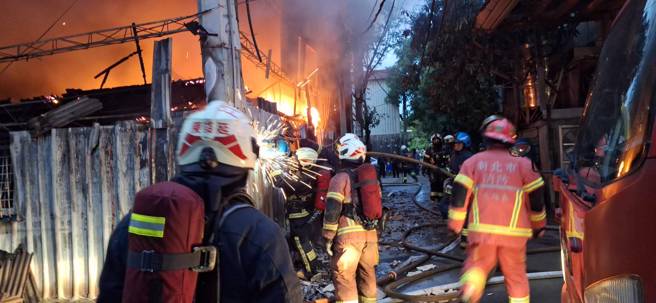 新北芦洲3间厂房全面燃烧，逾百消防员急灌救。（图／翻摄画面）