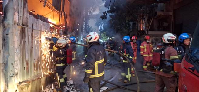 新北芦洲3间厂房全面燃烧，逾百消防员急灌救。（图／翻摄画面）