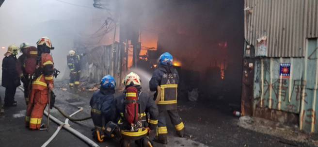 新北芦洲3间厂房全面燃烧，逾百消防员急灌救。（图／翻摄画面）