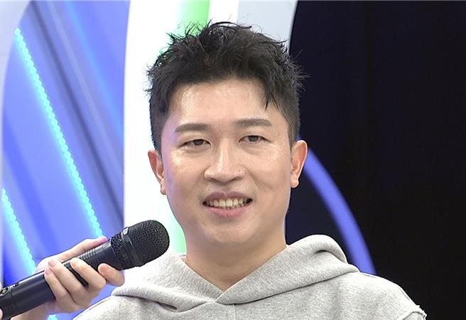 张立东为了收视率，总共吃了12种口味的狗罐头。（中天综合台提供）