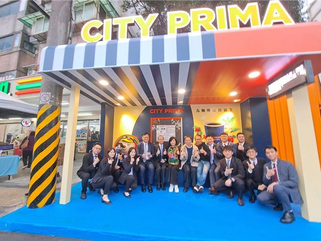 统一集团与市府合作，在统一超商隔壁的「统一新城」站，设立了基隆市第「7」座公私协力候车亭落成。（基隆市政府提供／张志康基隆传真）