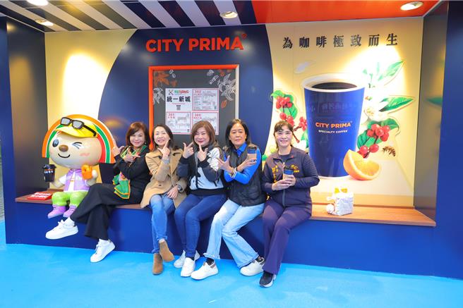 统一集团派出超商吉祥物「Open酱」陪民眾一起等车。（基隆市政府提供／张志康基隆传真）