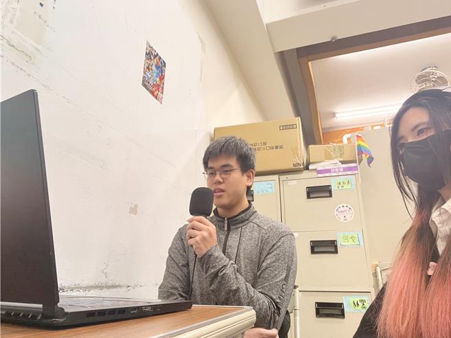 《恋与东吴》幕后配音过程。 左为配音人员，右为声音导演。 （图／东吴大学配音社）