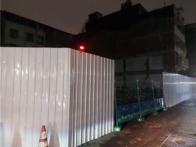 事故工地周围也已围上安全围篱。（张铠乙摄）