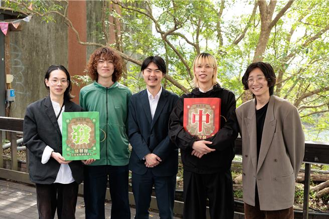 luv拿着「中」与「发」字样的造型饼乾， 左起Sho、Ofeen、Rosa、Hiyn、Zum。（华纳音乐国际部提供）