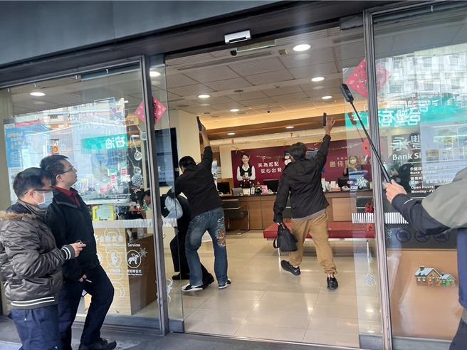 三重警分局会同永丰银行进行防抢演练，全程比拟真实情况还原度相当高。（三重警分局提供）