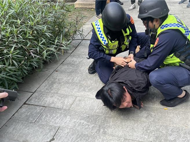 三重警分局会同永丰银行进行防抢演练，全程比拟真实情况还原度相当高。（三重警分局提供）