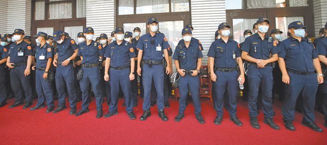 立法院7日三讀通過修正《警察人員人事條例》，未來警消海巡等人員退休所得替代率最高80%。圖為警方駐守立院議場外。（本報資料照片）