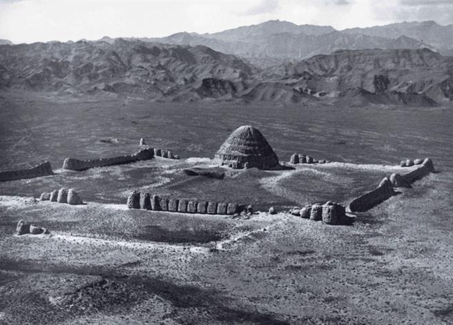 神祕西夏陵見證多民族交流融合。圖為20世紀三十年代，德國飛行員卡斯特飛越寧夏賀蘭山時拍攝的西夏帝陵3號陵（新華社資料照）