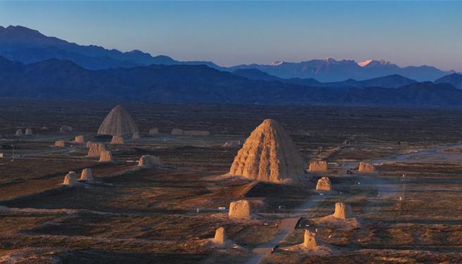 神祕西夏陵見證多民族交流融合。圖為西夏帝陵1號陵和2號陵。（新華社）