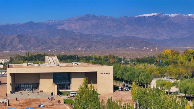 神祕西夏陵見證多民族交流融合。圖為位於寧夏銀川市西夏陵博物館，遠處是西夏帝陵和陵塔。（新華社）