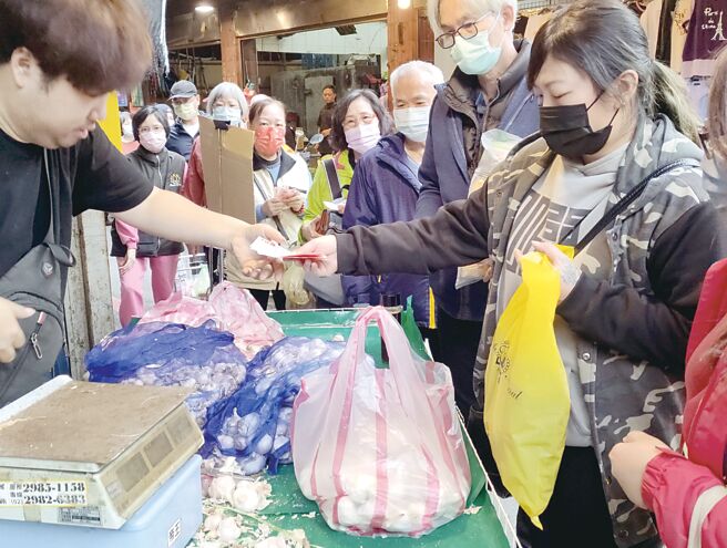 主计总处7日公布物价统计指出，由于颱风过后的菜价回落比预期慢，去年12月通膨率仍达2.10％，连两个月上扬。图／本报资料照片