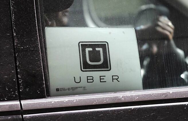 Uber和Lyft分别跟自驾车开发商合作，以自家叫车APP与合作厂商提供的自驾车连结一起，争夺自驾计程车市场。图／美联社