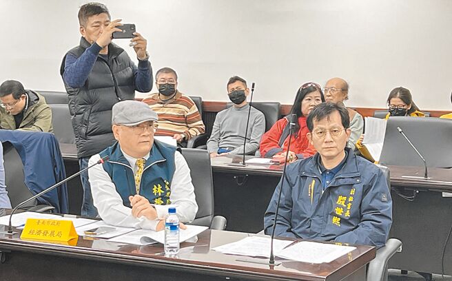 台南市政府特定行业联合稽查改由各单位轮流指派公务员带队，经发局长林荣川（前排左）解释，市府要求带队官需正式公务员，但该局4名业务人员都是约雇人员；副秘书长殷世熙（前排右）也回应，将重新检讨联合稽查带队制度。（洪荣志摄）