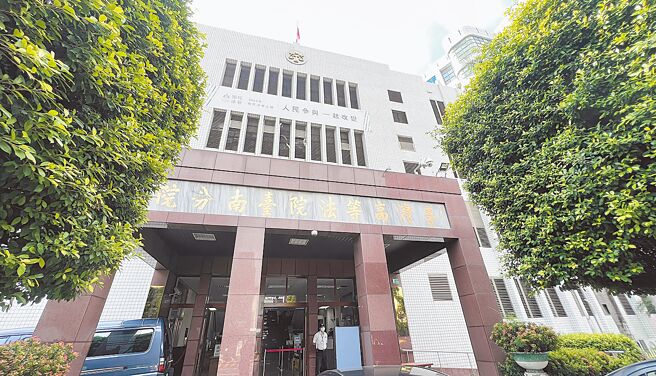 已下市的汽车水箱制造商英瑞公司董事长翁文锺被控操纵股价、内线交易，台南高分院7日改判应执行2年，缓刑5年，并缴交公库800万元。（本报资料照片）