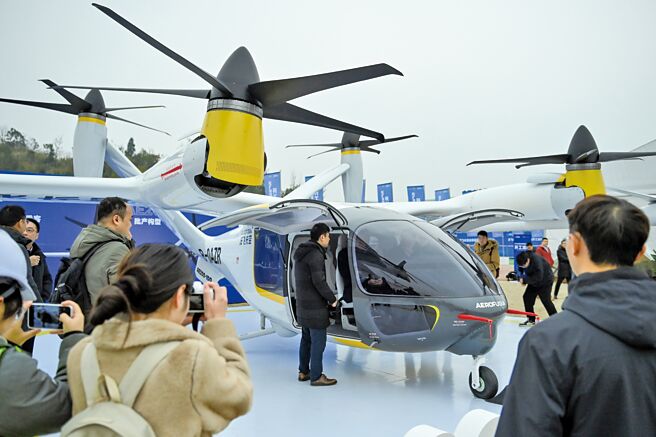 低空经济这类新兴经济形态，无疑拓展了想像边界，描绘一幅中国经济未来发展图景。（中新社）