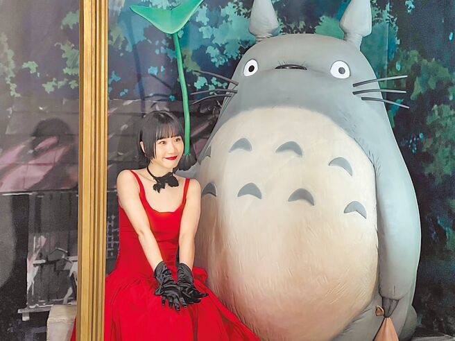 Lulu黃路梓茵本身就是吉卜力迷，與全球首度公開的《龍貓》雜誌封面大型拍照場景開心合影。（徐梓榕攝）