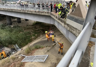 台中轎車遭撞飛「墜15米深橋下」   男獲救女傷重不治