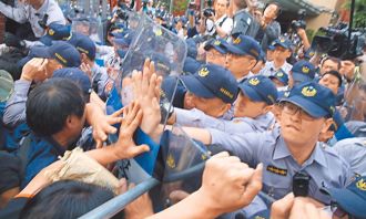 退警年改「最高月領7.4萬」 律師揭真相：年輕警察就該死？