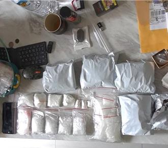 50歲7寶短裙辣媽掛「黃金佛牌」   攜小男友稀釋毒品販售