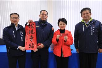 慰勞台中最偏遠派出所 盧秀燕年前發小紅包、春聯