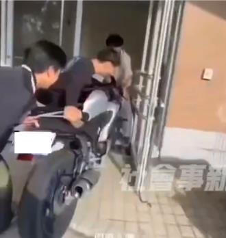 高科大學生牽機車進宿舍「猛催油門」 校方：不可取