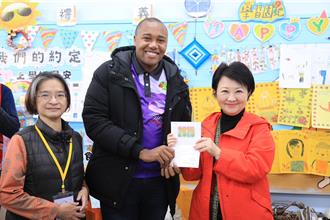 訪視台中最偏遠小學 盧秀燕赴環山部落平等國小發紅包