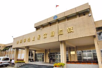 宜蘭監獄前槍擊！1男當街遭擄臀部中槍   警方鎖定槍手圍捕