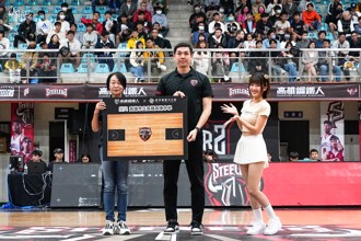 PLG》回饋在地 鋼鐵人捐贈雄中地板