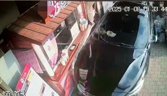 驚悚！卸貨中遇轎車衝撞4民宅   貨車司機遭撞倒地嚇呆