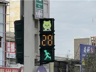 小綠人不孤單！嘉義首創「大白熊」燈陪過馬路 