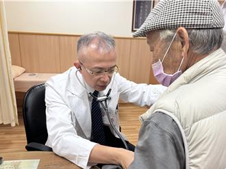 7旬翁劇烈腹痛竟是動脈瘤破裂 醫師緊急微創手術搶命