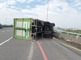 國道8大貨車爆胎翻覆 駕駛頭部受傷送醫
