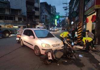 左轉轎車未禮讓 直行機車遭撞騎士腳部擦挫傷