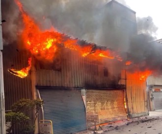 桃園國際路鐵皮倉庫大火 火勢猛烈吞噬廠內2汽車