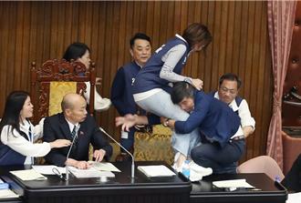 抱摔陳菁徽  鍾佳濱竟辯「她4小時後才驗傷」  徐巧芯怒轟不要臉