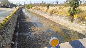 金門汙水系統故障溢流入大排 糞水飄惡臭居民群起抗議