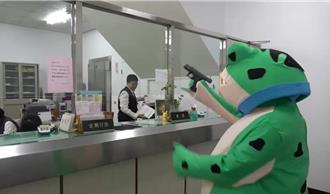 「青蛙歹徒」搶銀行遇上警攔詐 彰化分局防搶演練逼真上演