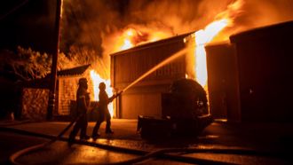 洛杉矶野火 资深影星比利克里斯托老宅被焚毁 