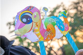 屏東市公所發送蛇年特色小提燈 「高屏舊鐵橋」藏在設計裡